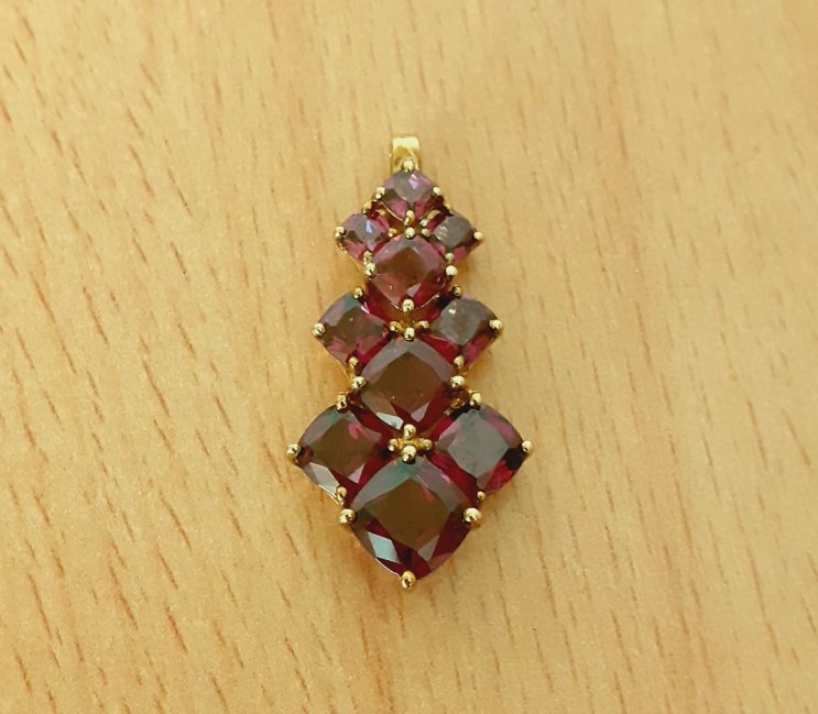Gold 333 Anhänger 10 Steine violett ca. 2,28g