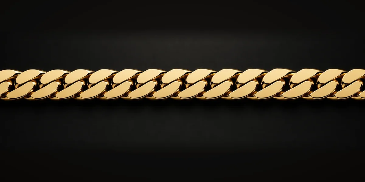 Goldene Flachpanzerkette – Breite, stark abgeflachte Panzerglieder greifen dicht ineinander und bilden ein flaches, bandartiges Kettenmuster.
