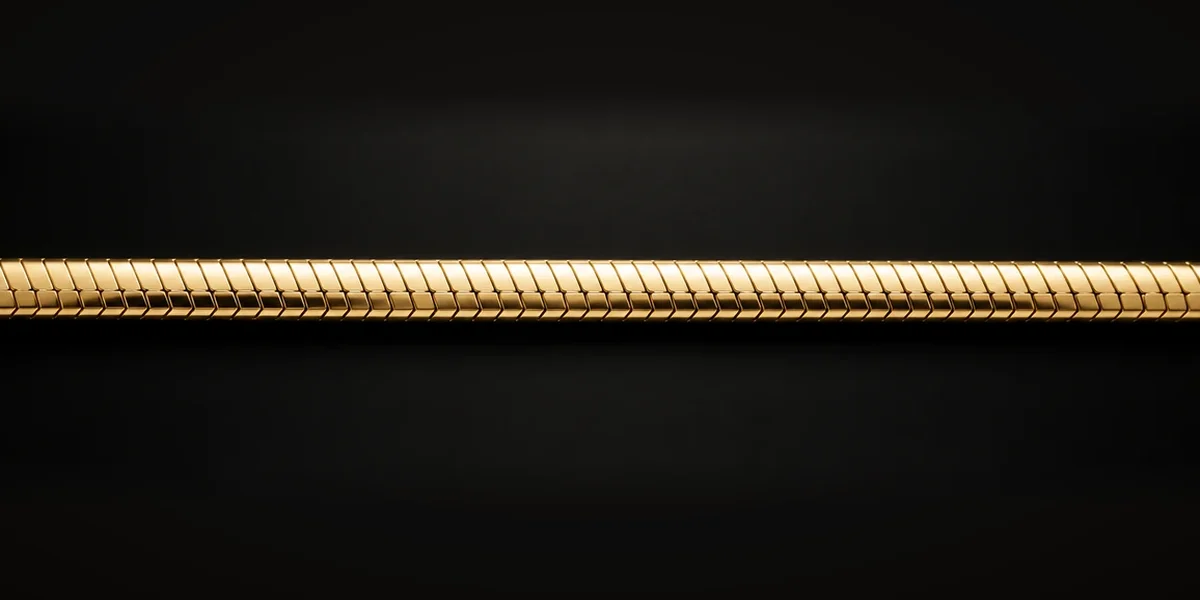 Goldene Omegakette – Dicht sitzende Metallsegmente bilden ein breites, glattes und relativ formstabiles Kettenband.