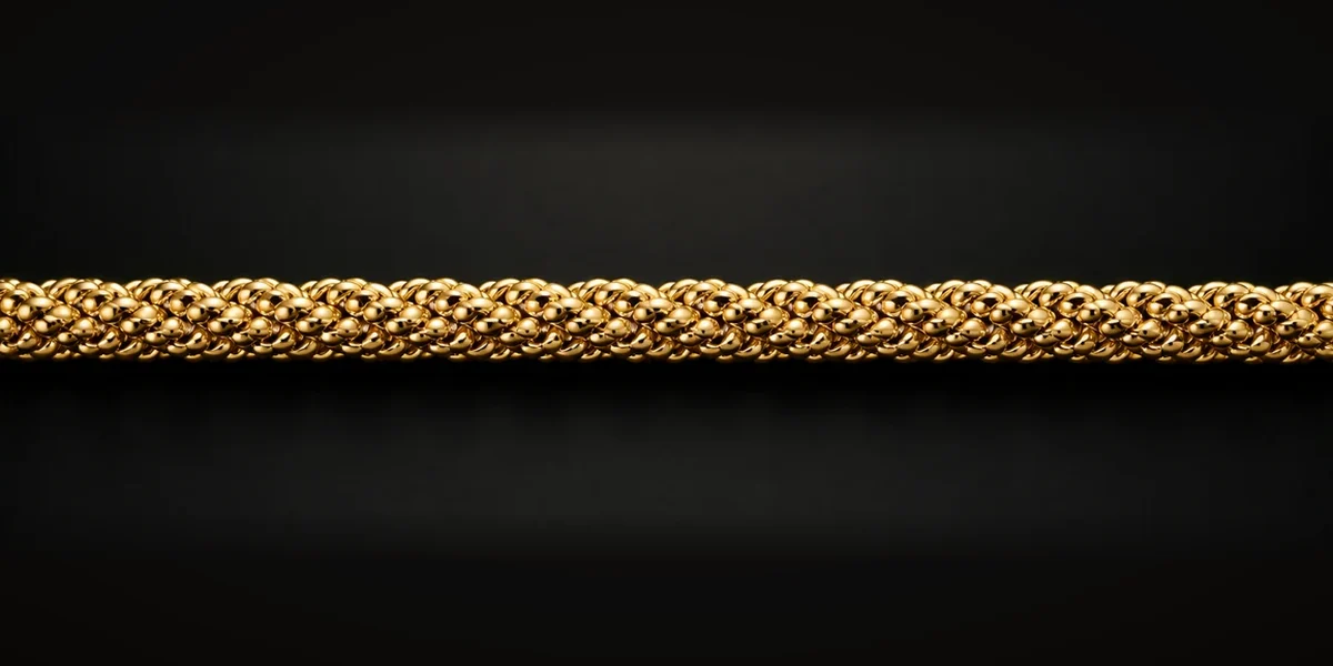 Goldene Popcornkette – Gerollte, ineinandergreifende Glieder erzeugen eine weiche, voluminöse Oberfläche.