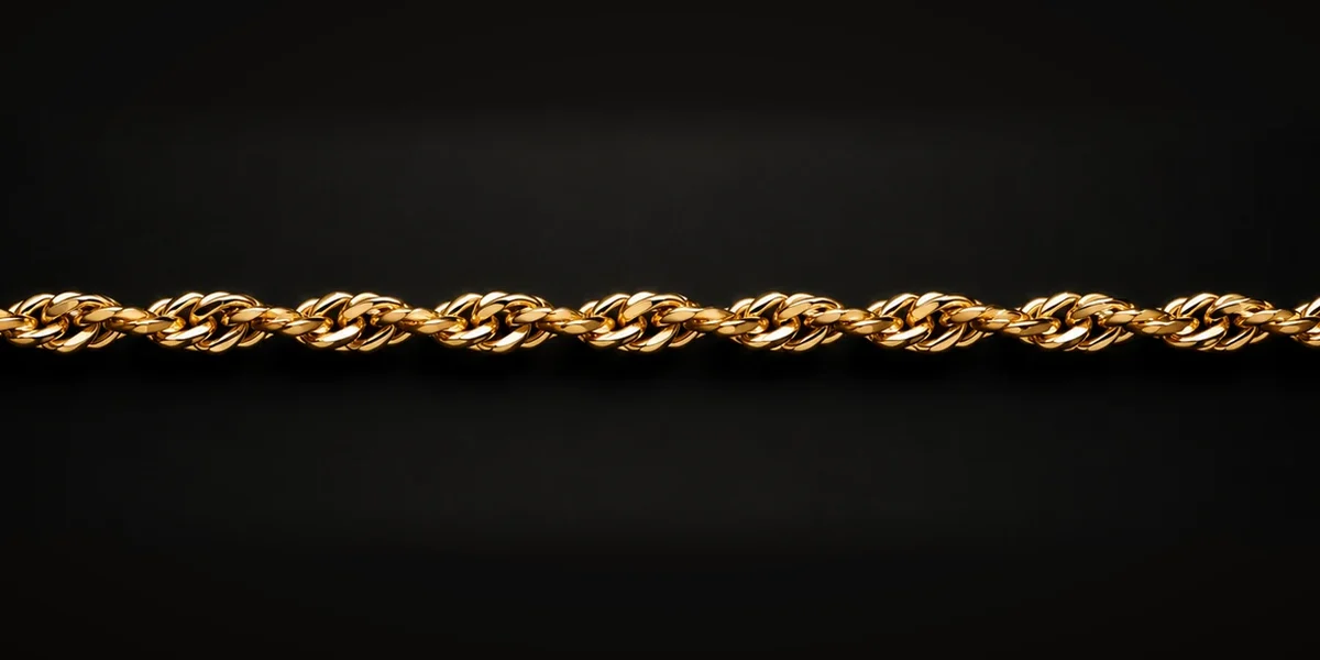 Goldene Singapurkette – Feine, gedrehte Glieder bilden einen beweglichen Strang mit spiraligem Glanz.